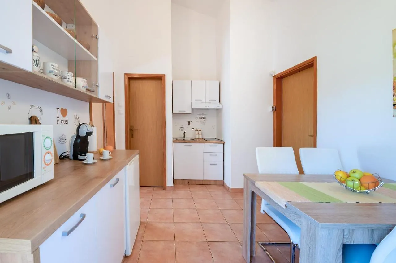 Apartment Villa Livia: Family-Friendly Retreat with Pool and Playground Liznjan