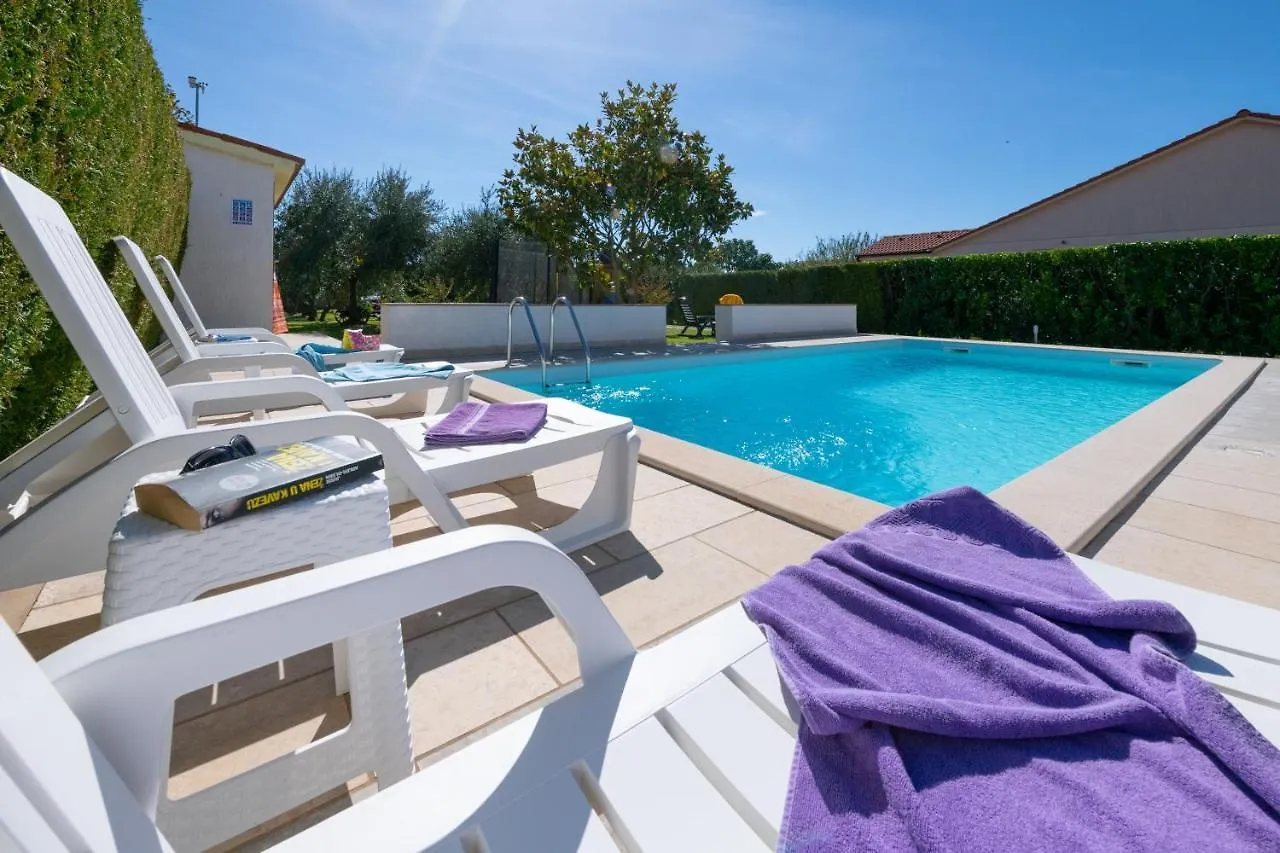Apartment Villa Livia: Family-Friendly Retreat with Pool and Playground Liznjan