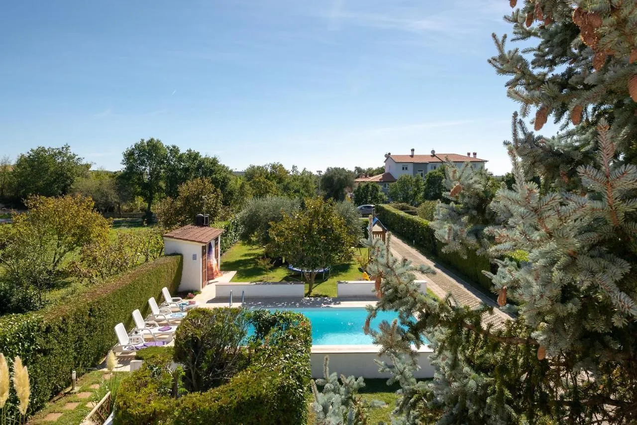 Villa Livia: Family-Friendly Retreat with Pool and Playground Liznjan Apartment