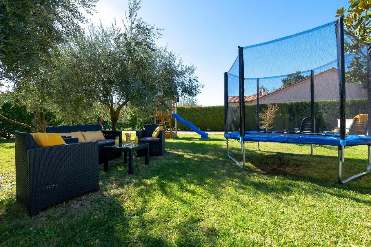 Villa Livia: Family-Friendly Retreat with Pool and Playground Liznjan