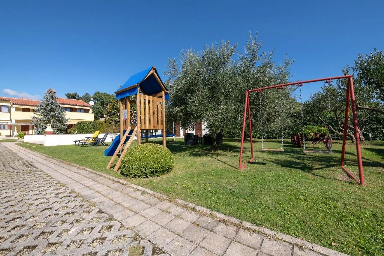 Apartment Villa Livia: Family-Friendly Retreat with Pool and Playground Liznjan