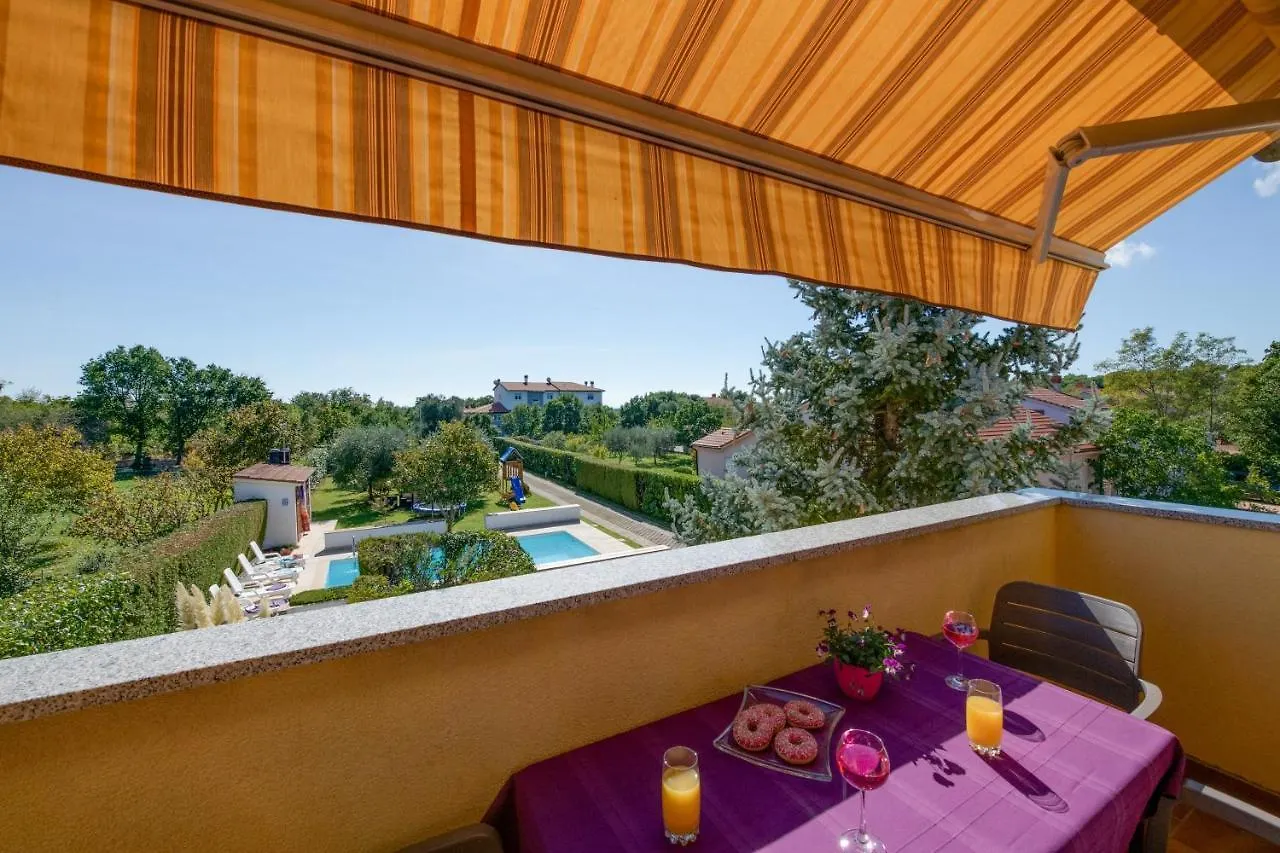 Villa Livia: Family-Friendly Retreat with Pool and Playground Liznjan Apartment