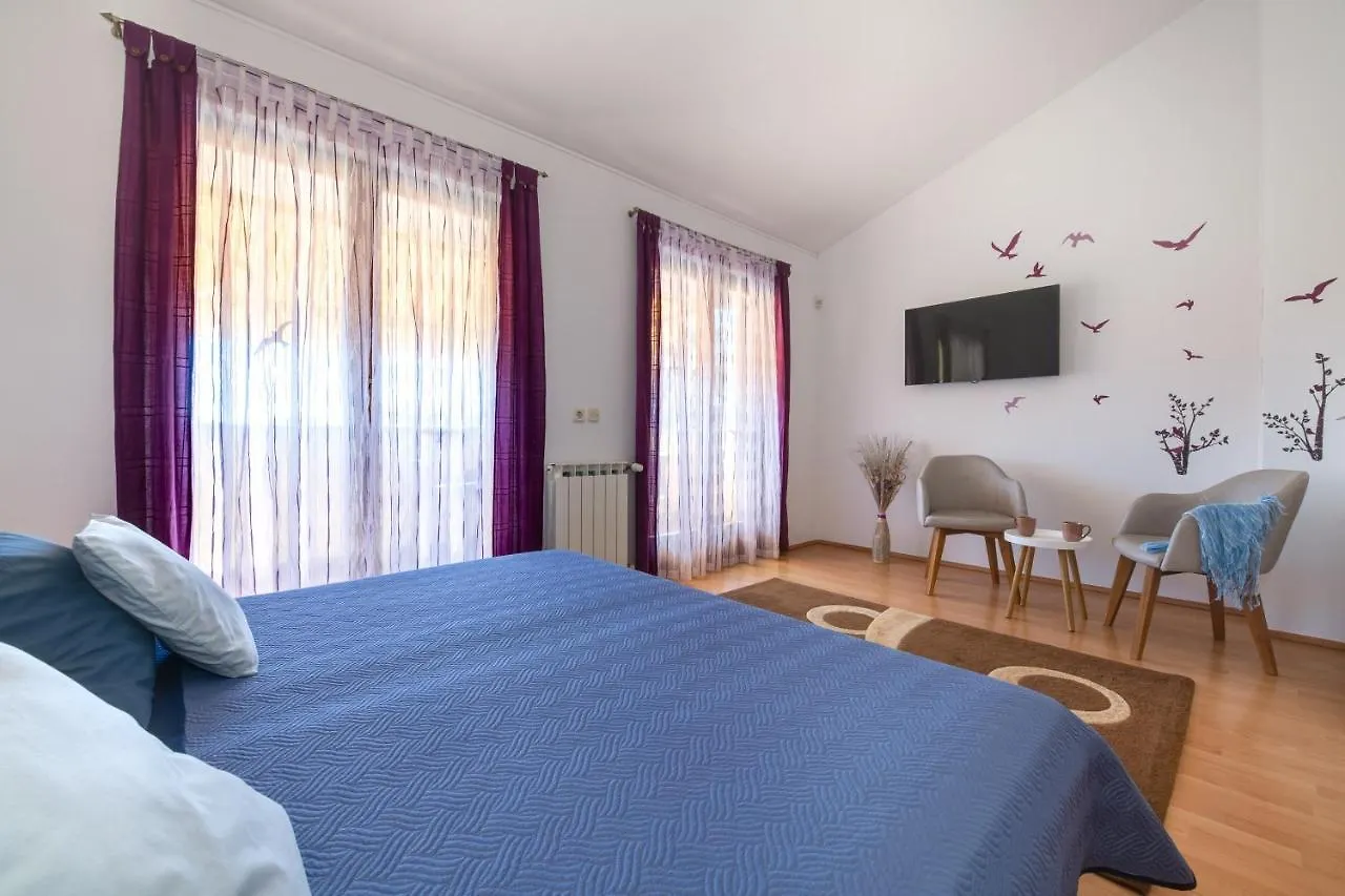 Villa Livia: Family-Friendly Retreat with Pool and Playground Liznjan Apartment