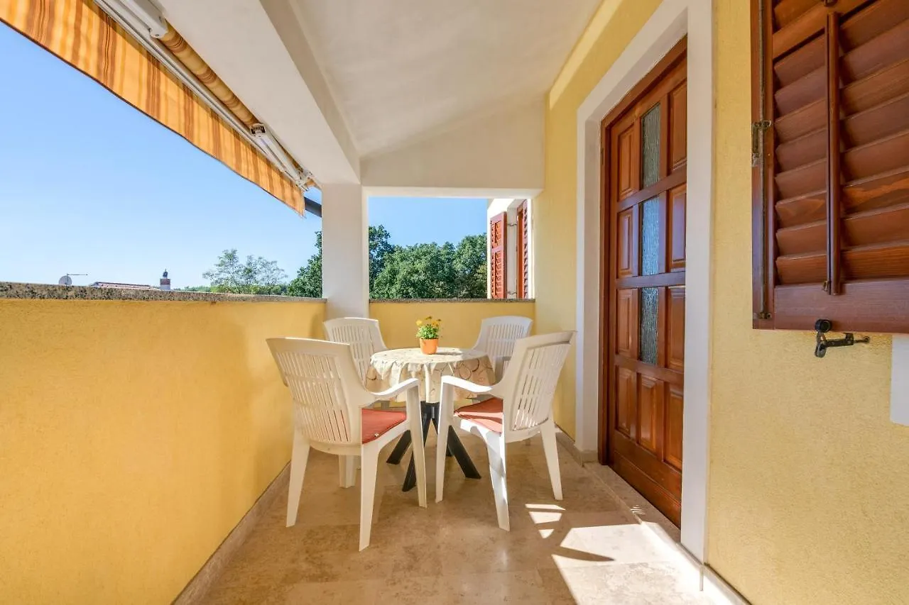 Apartment Villa Livia: Family-Friendly Retreat with Pool and Playground Liznjan Croatia