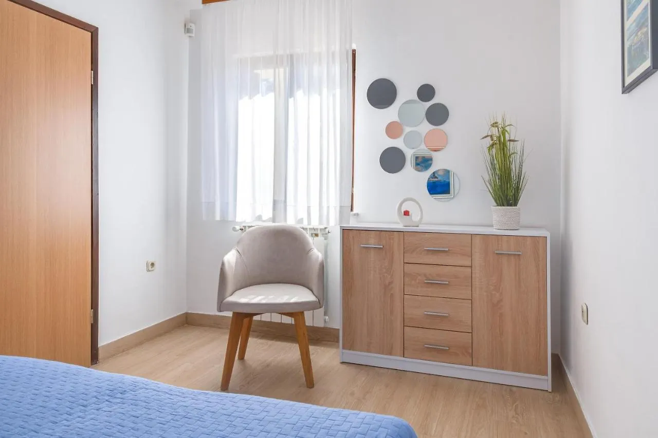 Villa Livia: Family-Friendly Retreat with Pool and Playground Liznjan