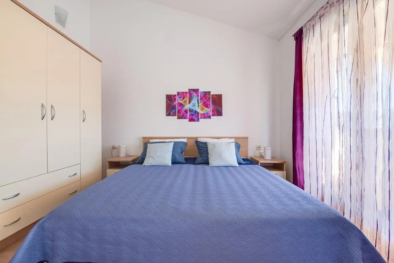 Apartment Villa Livia: Family-Friendly Retreat with Pool and Playground Liznjan