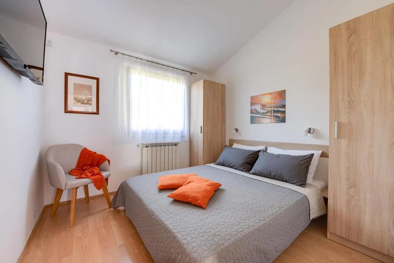 Villa Livia: Family-Friendly Retreat with Pool and Playground Liznjan Apartment