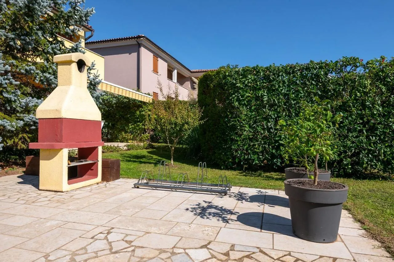 Villa Livia: Family-Friendly Retreat with Pool and Playground Liznjan Apartment