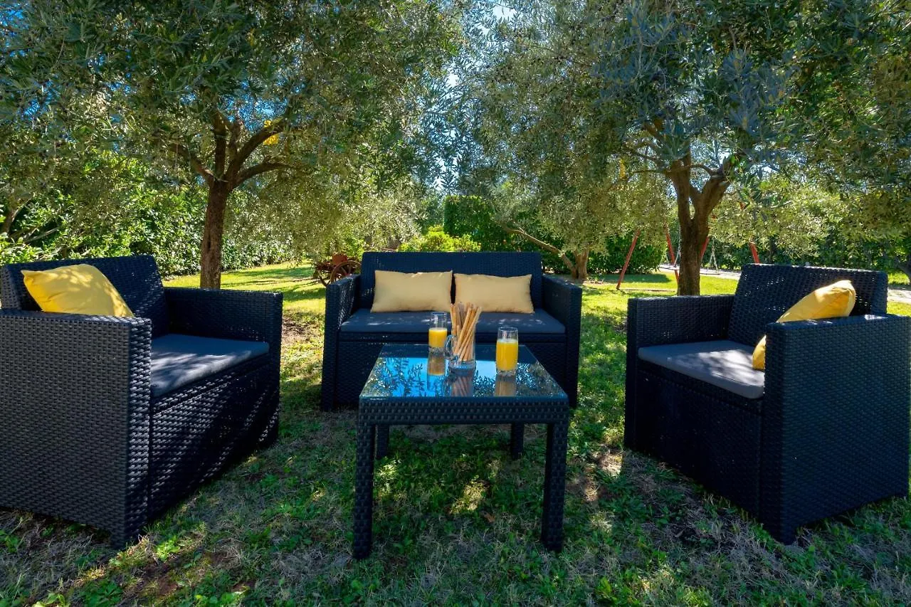 Villa Livia: Family-Friendly Retreat with Pool and Playground Liznjan