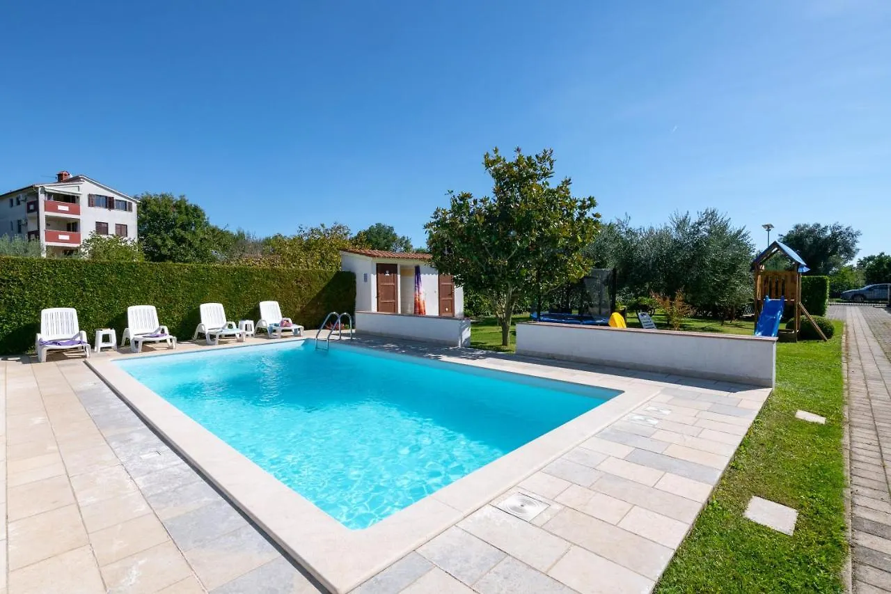 Apartment Villa Livia: Family-Friendly Retreat with Pool and Playground Liznjan Croatia