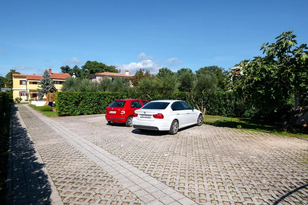 Apartment Villa Livia: Family-Friendly Retreat with Pool and Playground Liznjan