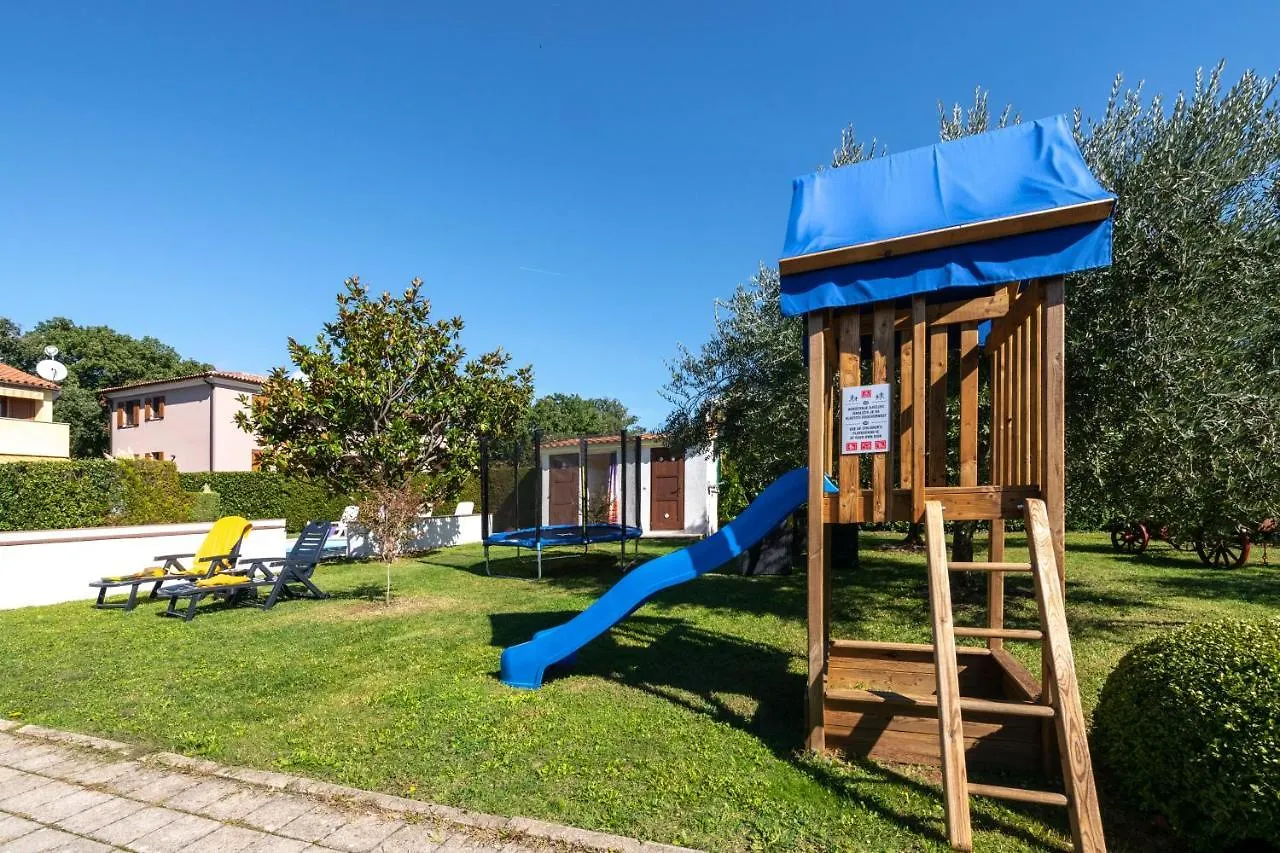 Villa Livia: Family-Friendly Retreat with Pool and Playground Liznjan Croatia
