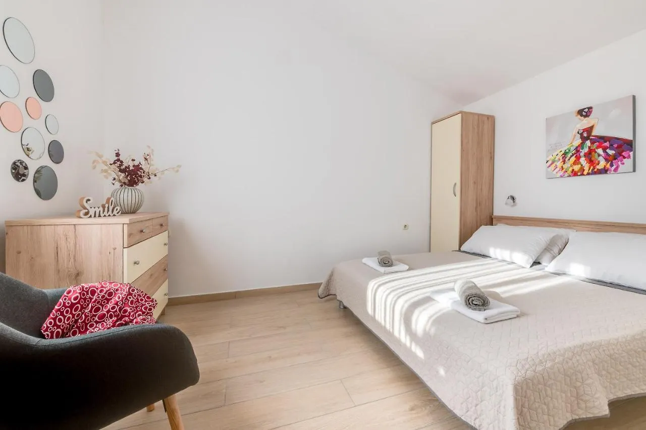 Apartment Villa Livia: Family-Friendly Retreat with Pool and Playground Liznjan
