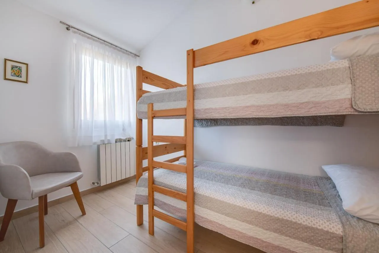 Villa Livia: Family-Friendly Retreat with Pool and Playground Liznjan Apartment