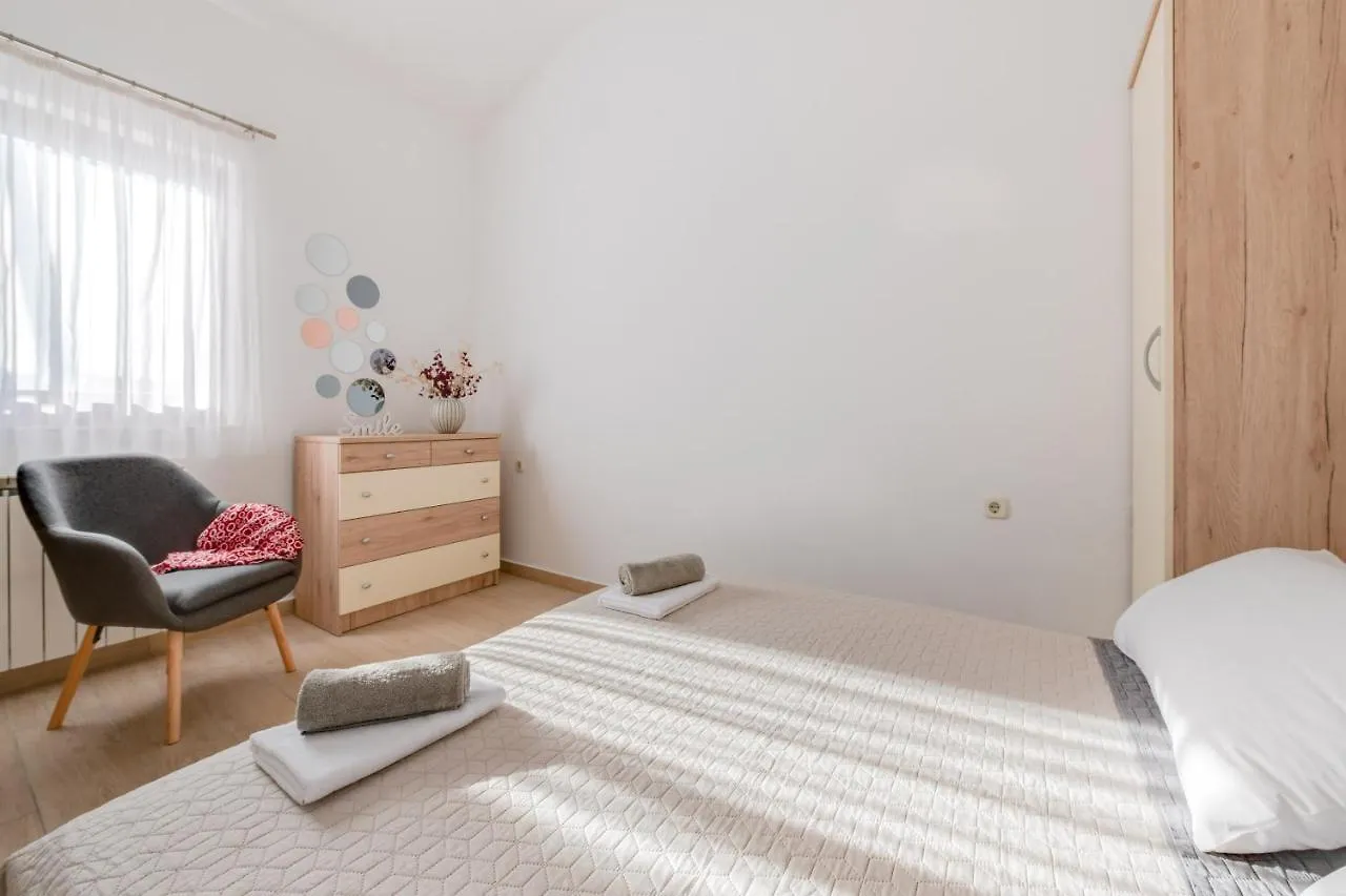 Villa Livia: Family-Friendly Retreat with Pool and Playground Liznjan
