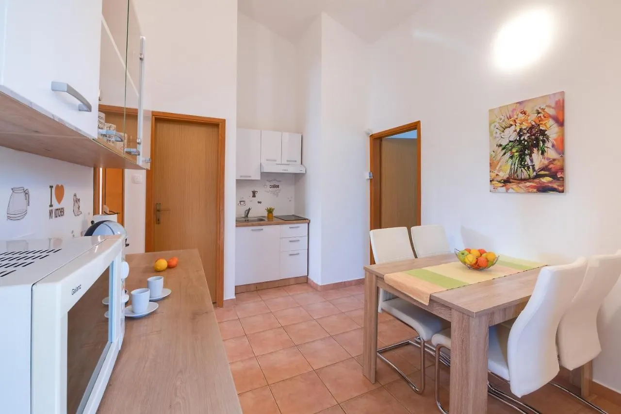 Apartment Villa Livia: Family-Friendly Retreat with Pool and Playground Liznjan Croatia
